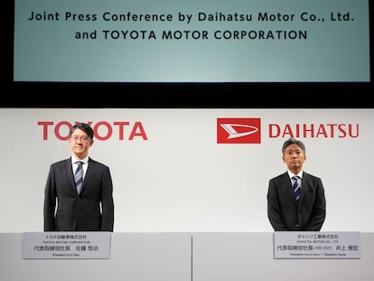 El presidente de Toyota Motor President Koji Sato (izquierda) junto al nuevo presidente de Daihatsu, Masahiro Inoue (derecha) durante la rueda de prensa conjunta celebrada este martes en Japón.