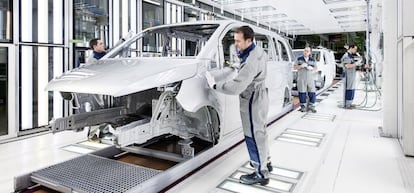 Producci&oacute;n de la furgoneta Vito en la planta de Mercedes-Benz en Vitoria.