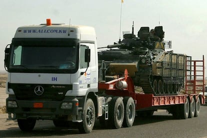 Más de 50 tanques del Ejército de Reino Unido, transportados en camiones, acompañan a los soldados, que se desplegarán "en nuevas posiciones cerca de la capital. Acompañaban el redespliegue varios helicópteros artillados estadounidenses, que supervisaban desde el cielo el tránsito del convoy, y marines estadounidenses.