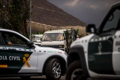 Andrés Concepción hijo conduce una camioneta junto a su padre (centro) y un empleado, para tratar de llegar hasta su finca, cerca de Puerto Naos, este miércoles.