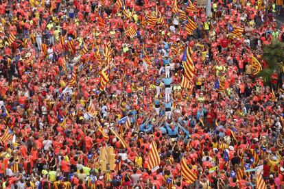 Um 'castell' formado durante a manifestação da Diada em Barcelona. Os 'castells' ou 'castellers' são uma prática cultural tradicional da Catalunha que consiste em fazer construções humanas que se assemelham a castelos.