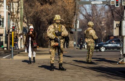 Unos militares patrullaban este miércoles una calle de Almaty.