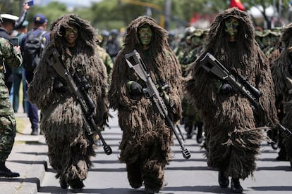 Francotiradores con uniforme de camuflaje participan en la celebración militar.