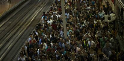 Pasajeros esperando la llegada del tren en la estación de Atocha durante la jornada de huelga del día 14 de junio.