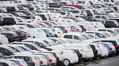 Coches nuevos de Volkswagen en un aparcamiento en Fallersleben (Alemania)