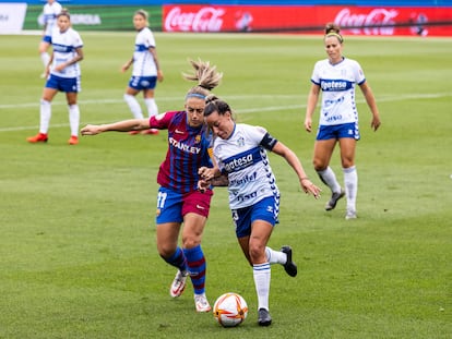 Alexia Putellas, del Barcelona, pelea por un balón con Ainhoa Delgado, del UD Granadilla Tenerife, en un partido de liga.