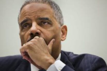 El secretario de Justicia y fiscal general de EE.UU., Eric Holder, comparece ante el Comité Judicial de la Cámara de Representantes sobre los últimos escándalos que afectan a la Administración Obama, en el edificio Rayburn en Washington, EE.UU., este 15 de mayo.