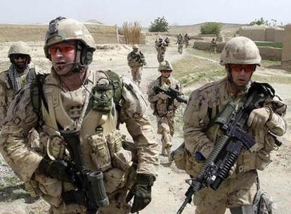 Soldados canadienses de la misión de la OTAN en Afganistán patrullan por un feudo talibán en la provincia de Kandahar.