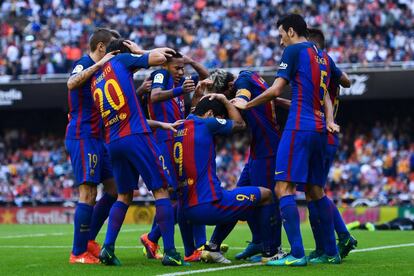 Los jugadores del Barcelona reaccionan al botellazo de Mestalla. 