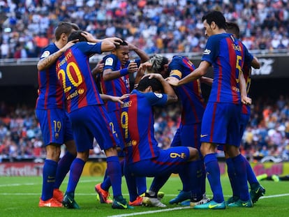 Os jogadores do Barcelona reagem às garrafadas no Mestalla.