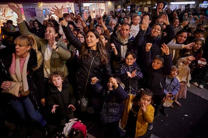 Padres y niños disfrutan durante la Cabalgata de Reyes Magos 2023 por las calles de Granada. 
