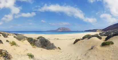 En la isla de La Graciosa (Lanzarote), la playa de Las Conchas mira de tú a tú a Montaña Clara, que aparece al fondo.