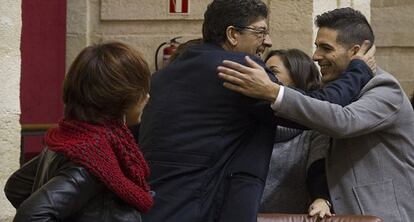Diego Valderas saluda al nuevo diputado de IU, Álvaro García.