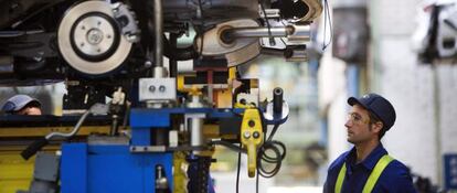 Un trabajador en la cadena de montaje de la factor&iacute;a de Ford. 