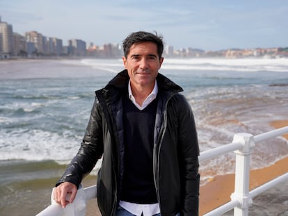 Marcelino García Toral en la playa de San Lorenzo, en Gijón.