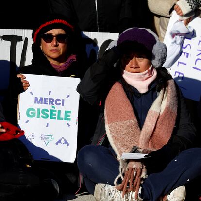 People gather in support of Frenchwoman Gisele Pelicot, the victim of a mass rape orchestrated by her then-husband Dominique Pelicot at their home in the southern French town of Mazan, the day after the verdict in the trial for Dominique Pelicot and 50 co-accused, in front of the courthouse in Avignon, France, December 20, 2024. The slogan reads "Thank you Gisele". REUTERS/Manon Cruz