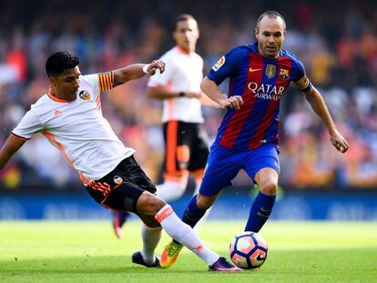 Enzo P&eacute;rez e Iniesta durante un partido.