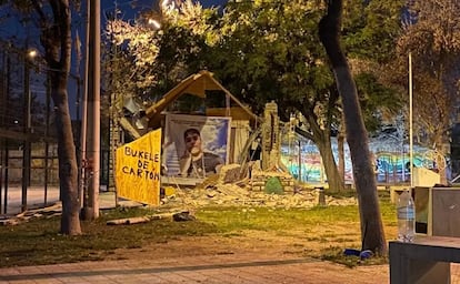 El mausoleo destruído en la comuna de Lo Espejo, en Santiago, este domingo.