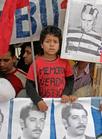 Un niño asiste a la manifestación en contra de Bussi y Menéndez, en San Miguel de Tucumán