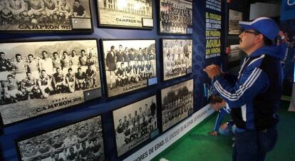 Un fanático de Millonarios visita el museo del equipo en Bogotá.