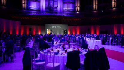 El presidente de la Generalitat, Salvador Illa, interviene durante la cena oficial del Mobile World Congress, en el Museu Nacional d'Art de Catalunya, el 2 de marzo de 2025.