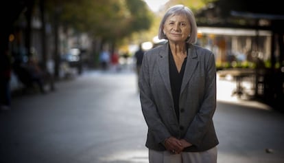 Alicia Giménez Bartlett empezó en la novela negra “como un juego”. No podía imaginar dónde iba a llevarla el personaje de Petra Delicado. En la imagen, la autora en octubre de 2020 en Barcelona.
