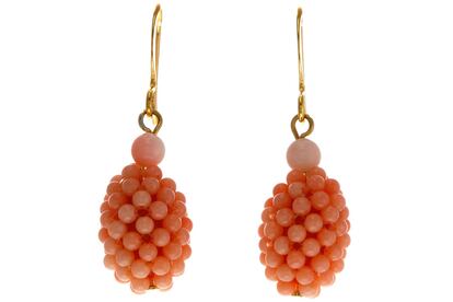 Fruta de coral. Susan Suel te propone estas piñas como pendientes. Los puedes encontrar en su tienda on line por 54 euros.