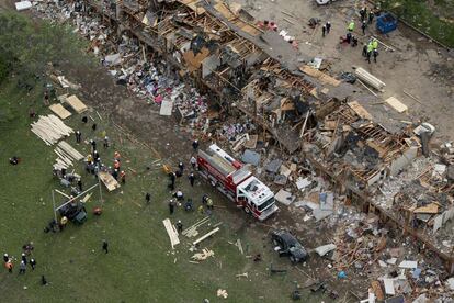 Los servicios de rescaten siguen con la búsqueda en el bloque de viviendas que resulto completamente destrozado en la localidad de West, Texas, tras la explosión de una planta de fertilizantes.