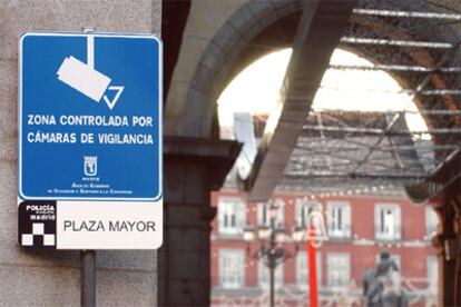 Unos carteles advierten a los transeúntes de que la plaza mayor está vigilada por cámaras de seguridad.