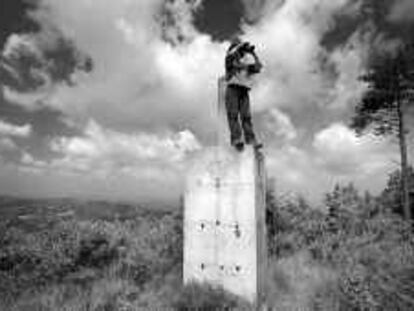 B 36032 - (26/07/2000) - Color - Plan de vigilancia contra los incendios forestales de la Diputación y los ayuntamientos - Eva Antonela vigilando los bosques en Santa Maria d' Oló, Bages (Barcelona) - Foto : Susanna Sáez -