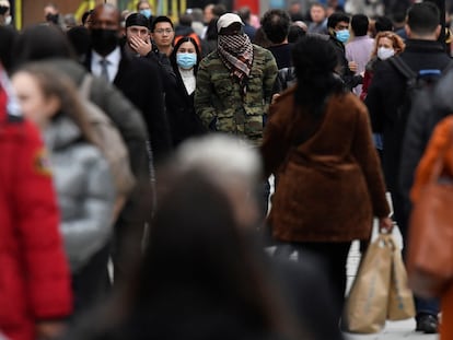 Transeúntes en el centro de Londres con mascarillas para evitar el contagio.