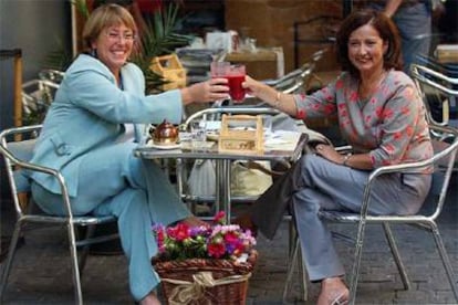 La socialista Michelle Bachelet (izquierda) brinda con la democristiana Soledad Alvear.