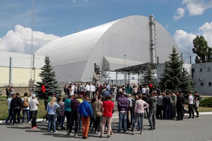 La visita incluye también el recorrido en el reactor número cuatro, donde se produjo la explosión en abril de 1986, y que desde 2016 está cubierto por una gran cúpula de metal con forma de arco de 108 metros de altura.