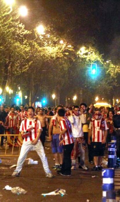 Los ultras del Atl&eacute;tico se enfrentan a la polic&iacute;a en las inmediaciones de Neptuno, en 2012