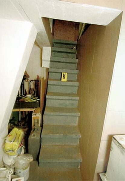 La escalera que conduce al<i> zulo</i> donde vivió Natascha durante ocho años.