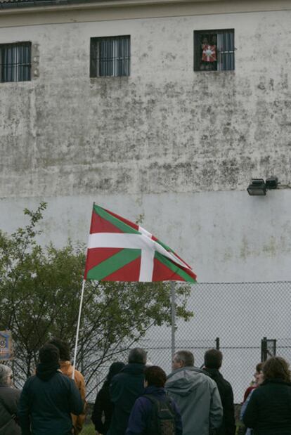 Familiares de presos de ETA, ante la cárcel de Martutene, en San Sebastián, en diciembre de 2007.