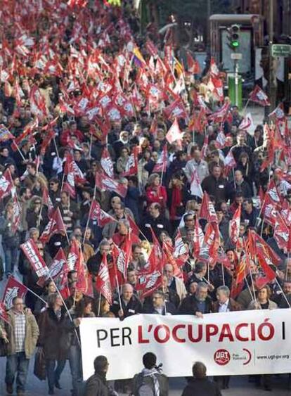 Manifestación encabezada por los líderes sindicales Fernández Toxo, CC OO, y Cándido Méndez, UGT.