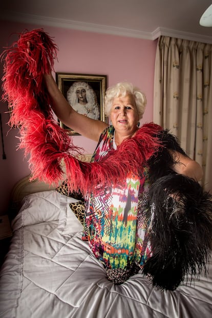 Uma mulher invisível. Candela, com quase 80 anos, se orgulho de muitos namoricos. Passou cinco meses presa durante o franquismo por ser transexual, “ou invertido, como diziam antes”. Ainda possui as plumas de seu trabalho como dançarina em salas de variedades. “Sempre fui muito vistosa”, afirma, “mas agora sou uma mulher invisível, ninguém me olha”. “Que pena”, se queixa.