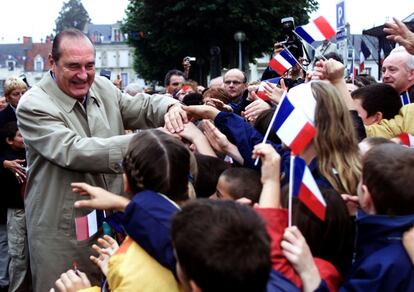 Jacques Chirac, cuando era presidente de Francia en 2000, saluda a los residentes de Saint-Amand Montrond (Francia).