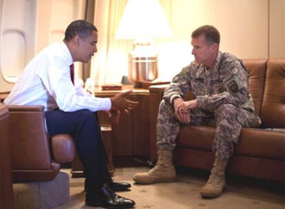 Barack Obama y el general McChrystal, ayer en el <i>Air Force One.</i>