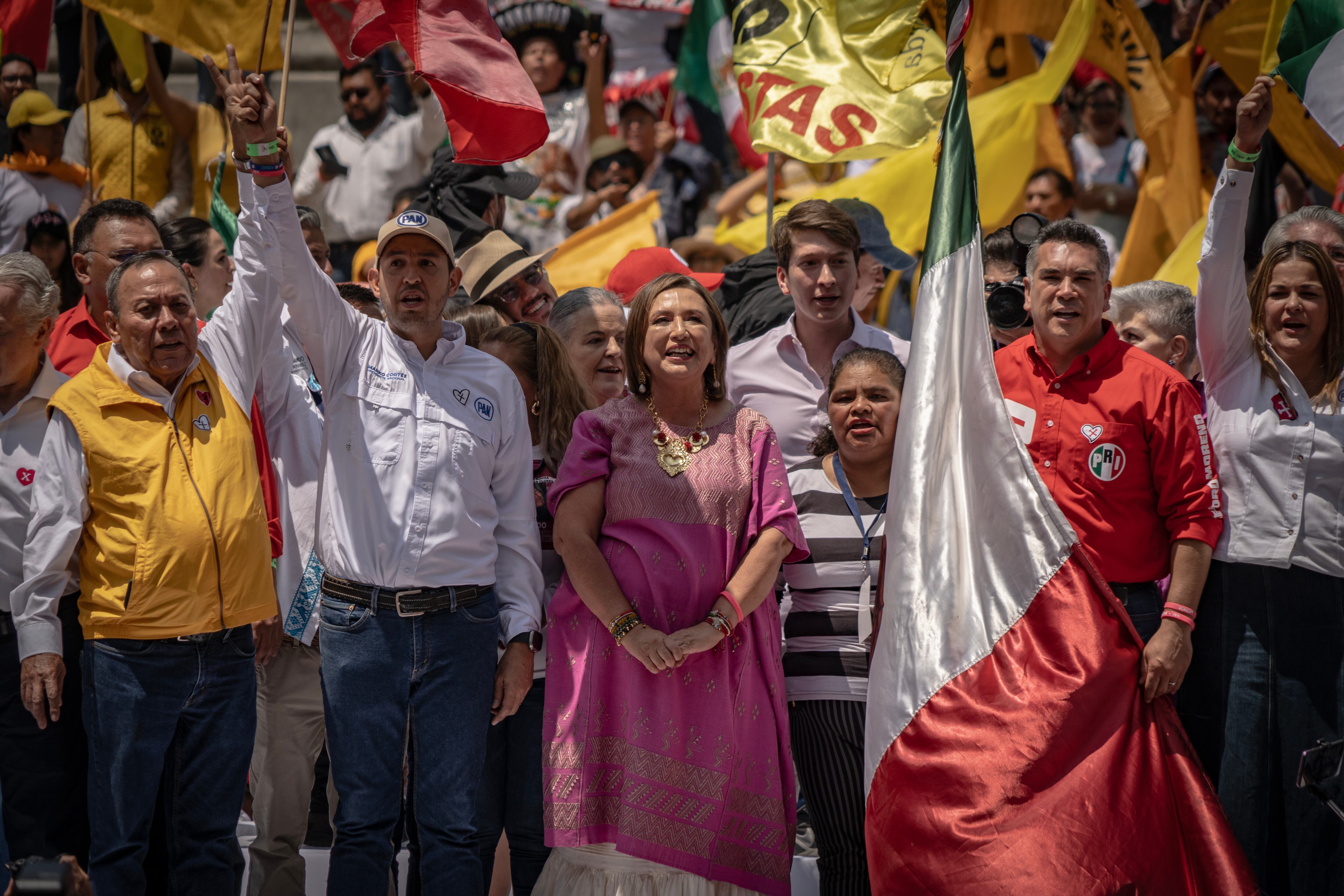 Xóchitl Gálvez, acompañada de los dirigentes del PRD, PAN y PRI, saludan a simpatizantes de la coalición en el Ángel de la Independencia, en septiembre de 2023.