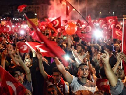 Seguidores de Erdogan muestran su apoyo en la plaza Taksim.