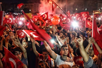 Seguidores de Erdogan muestran su apoyo en la plaza Taksim.