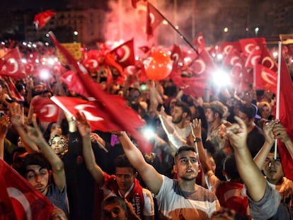 Seguidores de Erdogan demonstram seu apoio na praça Taksim.