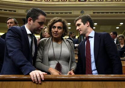 Teodoro García-Egea, Dolors Montserrat y Pablo Casado, en el Congreso.