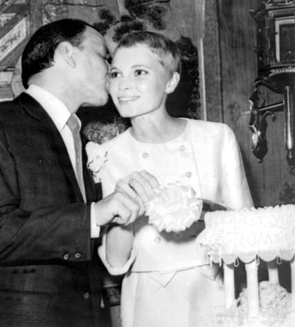 El 20 de julio de 1966, Mia Farrow se casaba en Las Vegas con Frank Sinatra. Siguiendo el estilo de los sesenta, la actriz se enfundó en un sencillo traje compuesto pir una chaqueta y una falda hasta la rodilla.