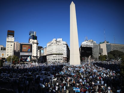 Manifestação contra o Governo de Alberto Fernández junto ao obelisco de Buenos Aires, nesta segunda-feira. Em vídeo, milhares de argentinos saem às ruas contra a reforma judicial do Governo.