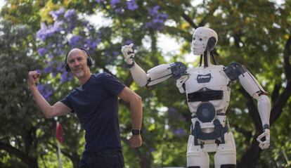 Gael Langevin amb el seu robot, que es pot imprimir a casa per peces.