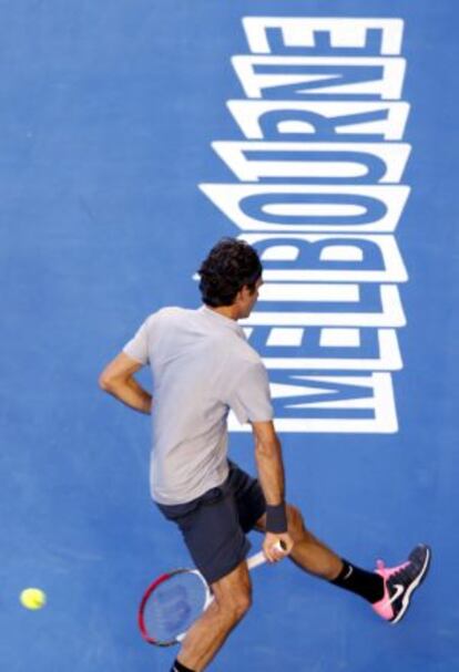 Federer golpea la bola entre las piernas durante el partido ante Tomic