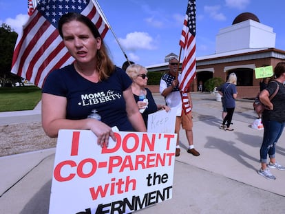 Protesta de 'Moms for Liberty' en Viera, Florida, Estados Unidos.